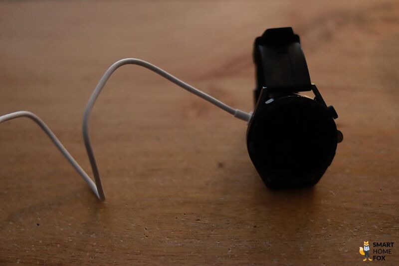 Видно, как заряжаются часы Huawei Watch GT 3.